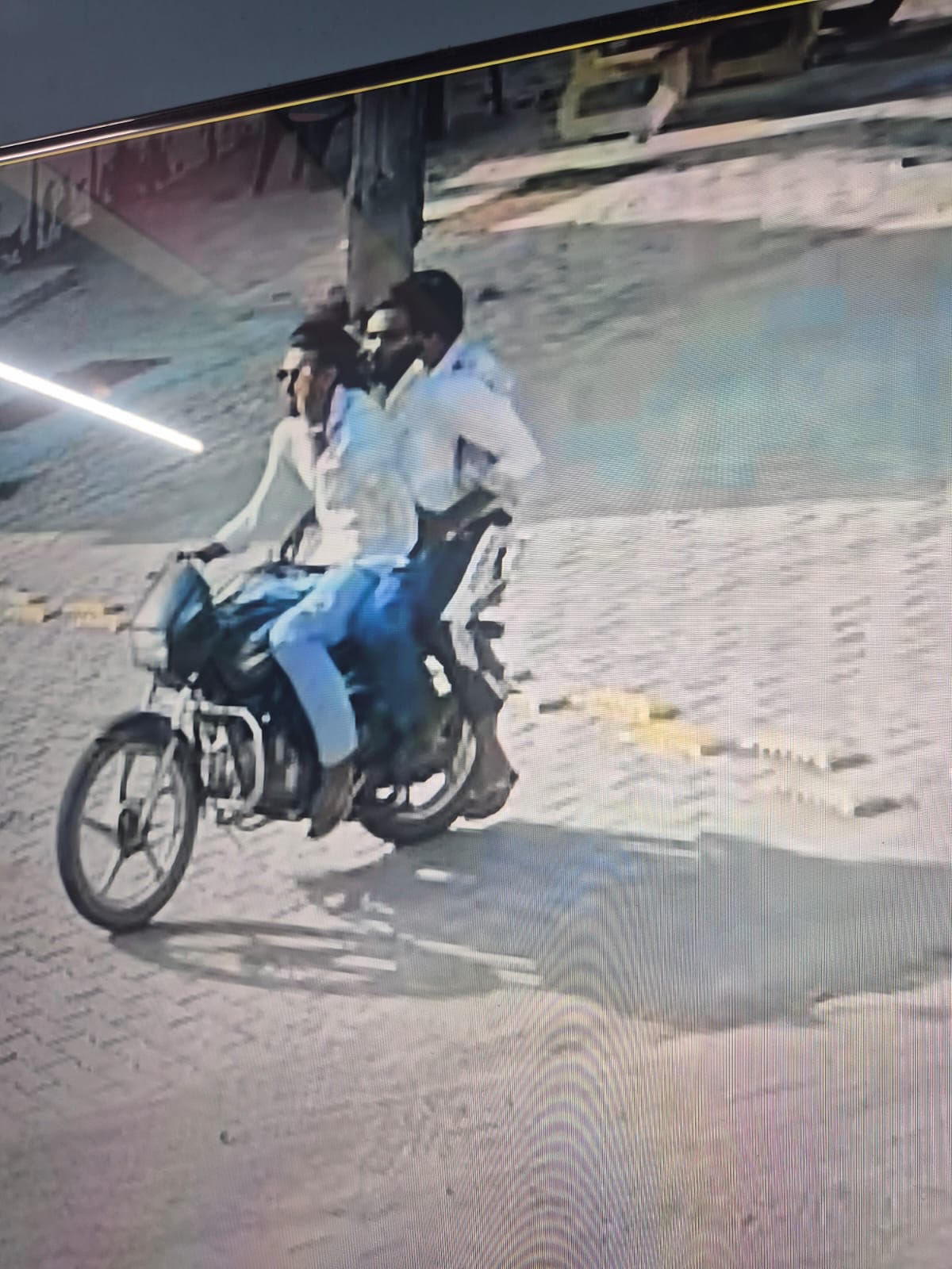 सीसीटीवी फुटेज में कैद हमलावर।