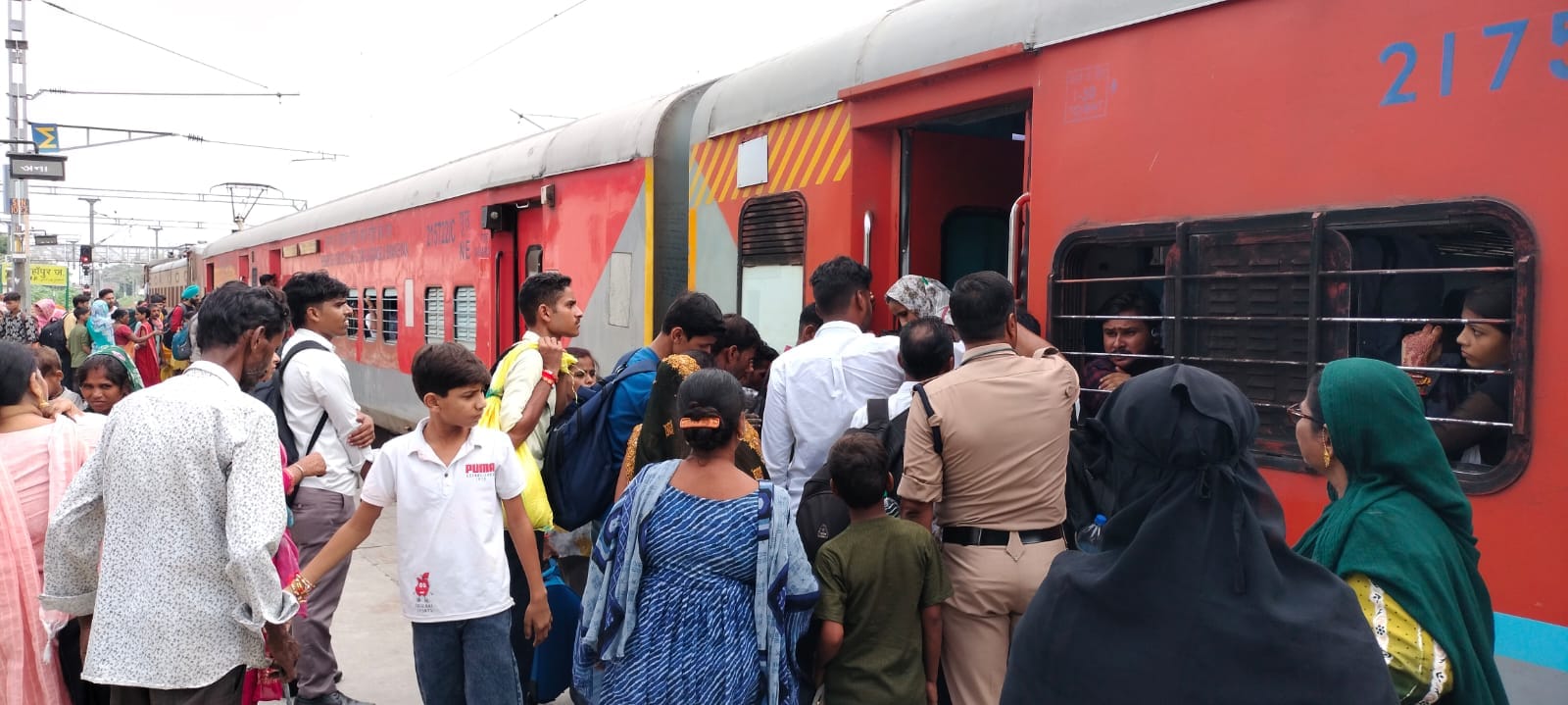 शाहजहांपुर में रेलवे स्टेशन पर चेकिंग करते टीटीई। संवाद शाहजहांपुर में रेलवे स्टेशन पर चेकिंग करते टीटीई। संवाद