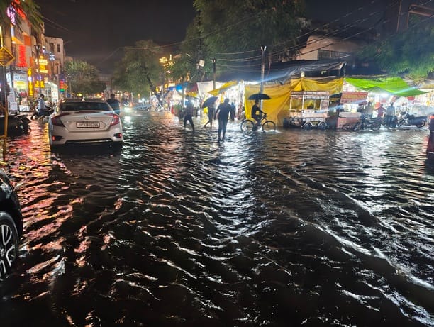 शहर में बारिश के बाद हुआ जलभराव। शहर में बारिश के बाद हुआ जलभराव।
