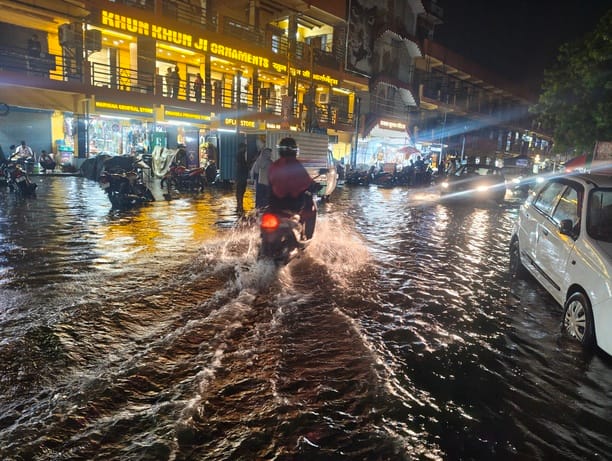शहर में बारिश के बाद हुआ जलभराव। शहर में बारिश के बाद हुआ जलभराव।
