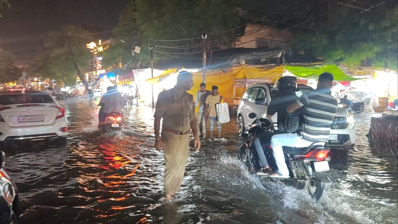 शहर में बारिश के बाद हुआ जलभराव। शहर में बारिश के बाद हुआ जलभराव।