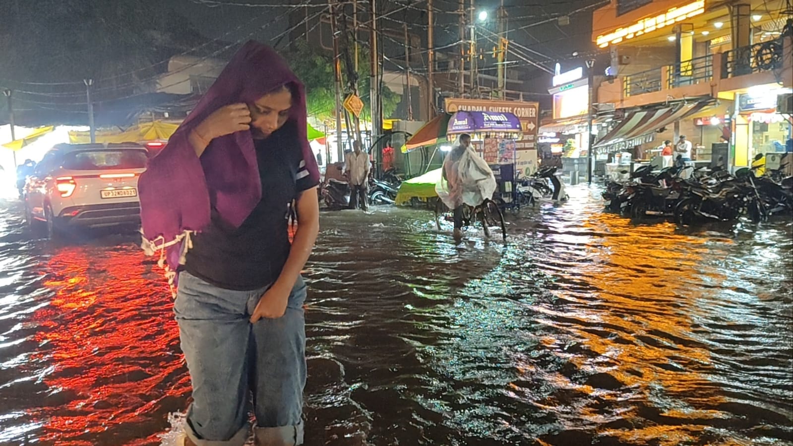 शहर में बारिश के बाद हुआ जलभराव। शहर में बारिश के बाद हुआ जलभराव।