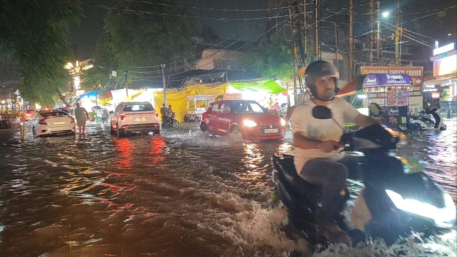 शहर में बारिश के बाद हुआ जलभराव। शहर में बारिश के बाद हुआ जलभराव।