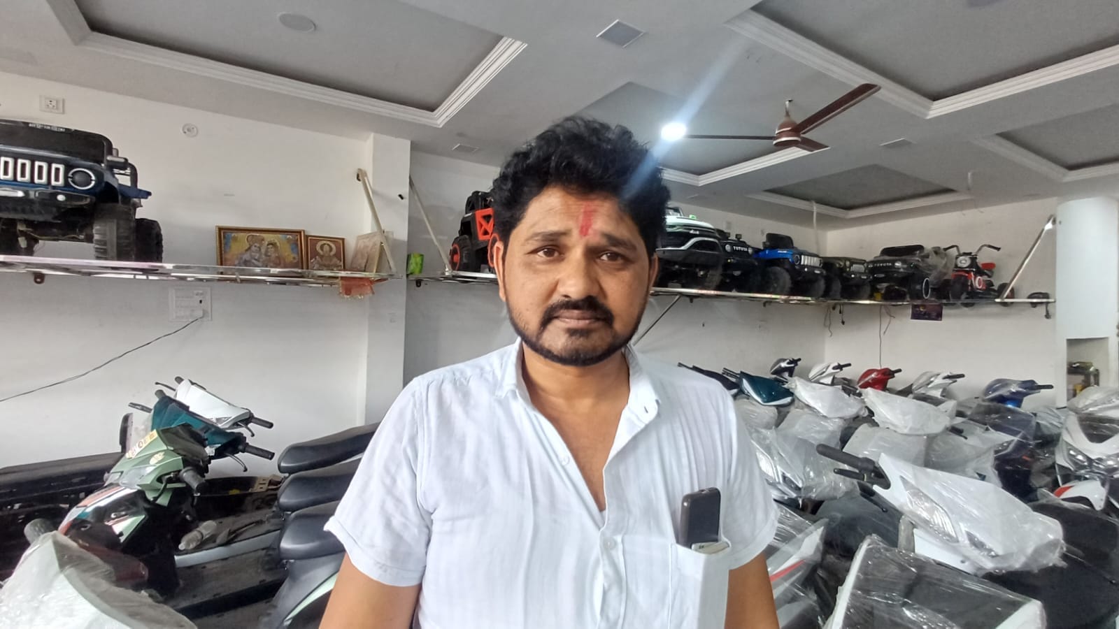 -शोरूम पर खड़ीं इलेक्ट्रिक स्कूटी। संवाद