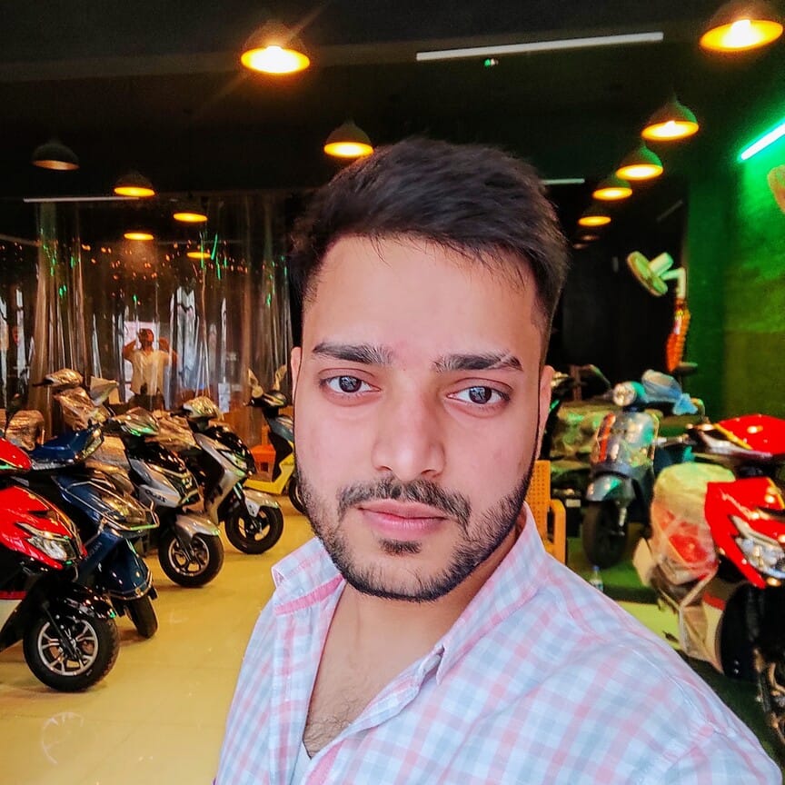 -शोरूम पर खड़ीं इलेक्ट्रिक स्कूटी। संवाद