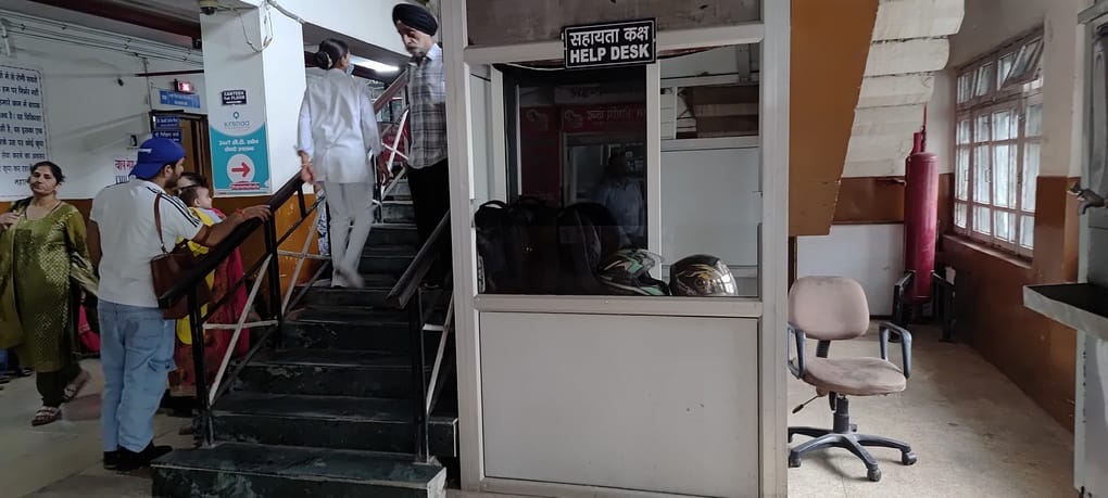 धर्मशाला अस्पताल में खाली पड़े हेल्प डेस्क में कर्मचारियों ने रखा अपना सामान। अमर उजाला धर्मशाला अस्पताल में खाली पड़े हेल्प डेस्क में कर्मचारियों ने रखा अपना सामान। अमर उजाला