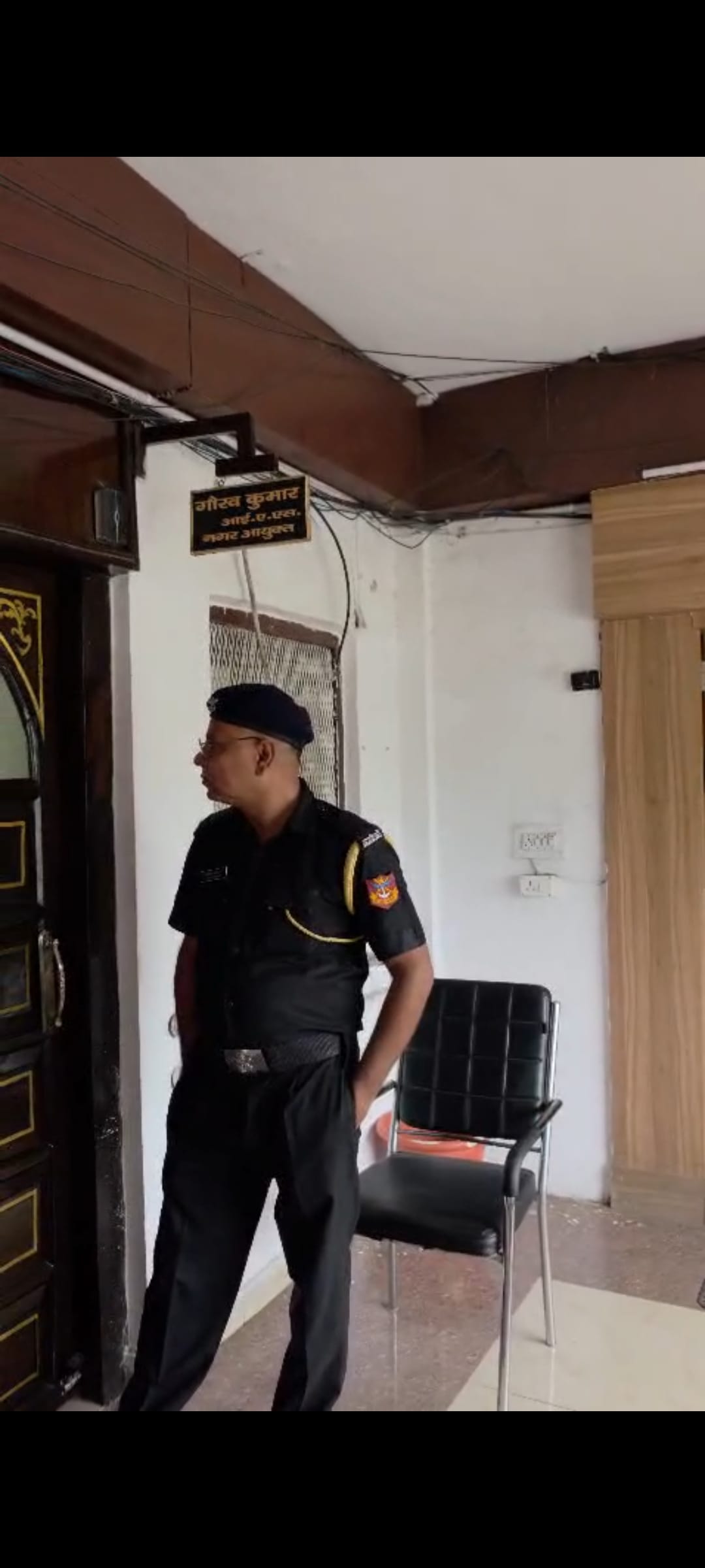 धरना देते पार्षद।