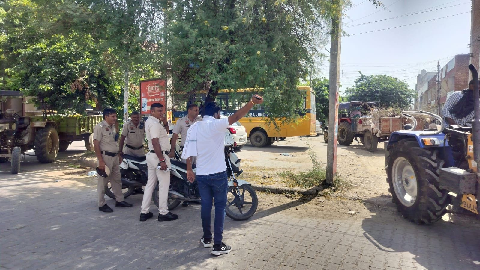 01जेएनडी19: शहर के हुड्डा ग्रांउड में कूड़ा उठवाने के लिए आए नगर परिषद के अधिकारी। संवाद 01जेएनडी19: शहर के हुड्डा ग्रांउड में कूड़ा उठवाने के लिए आए नगर परिषद के अधिकारी। संवाद