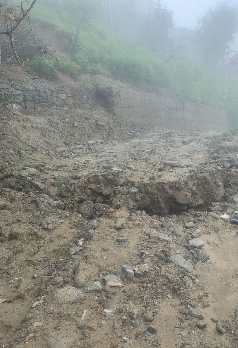 आनी-जलोड़ी जोत एनएच 305 को बहाल करने में जुटी मशीन। संवाद 