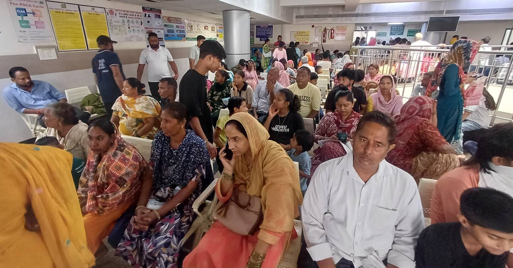 अंबाला छावनी के नागरिक अस्पताल स्थित ओपीडी में उमड़ी मरीज और तिमारदारों की भीड़। संवाद
