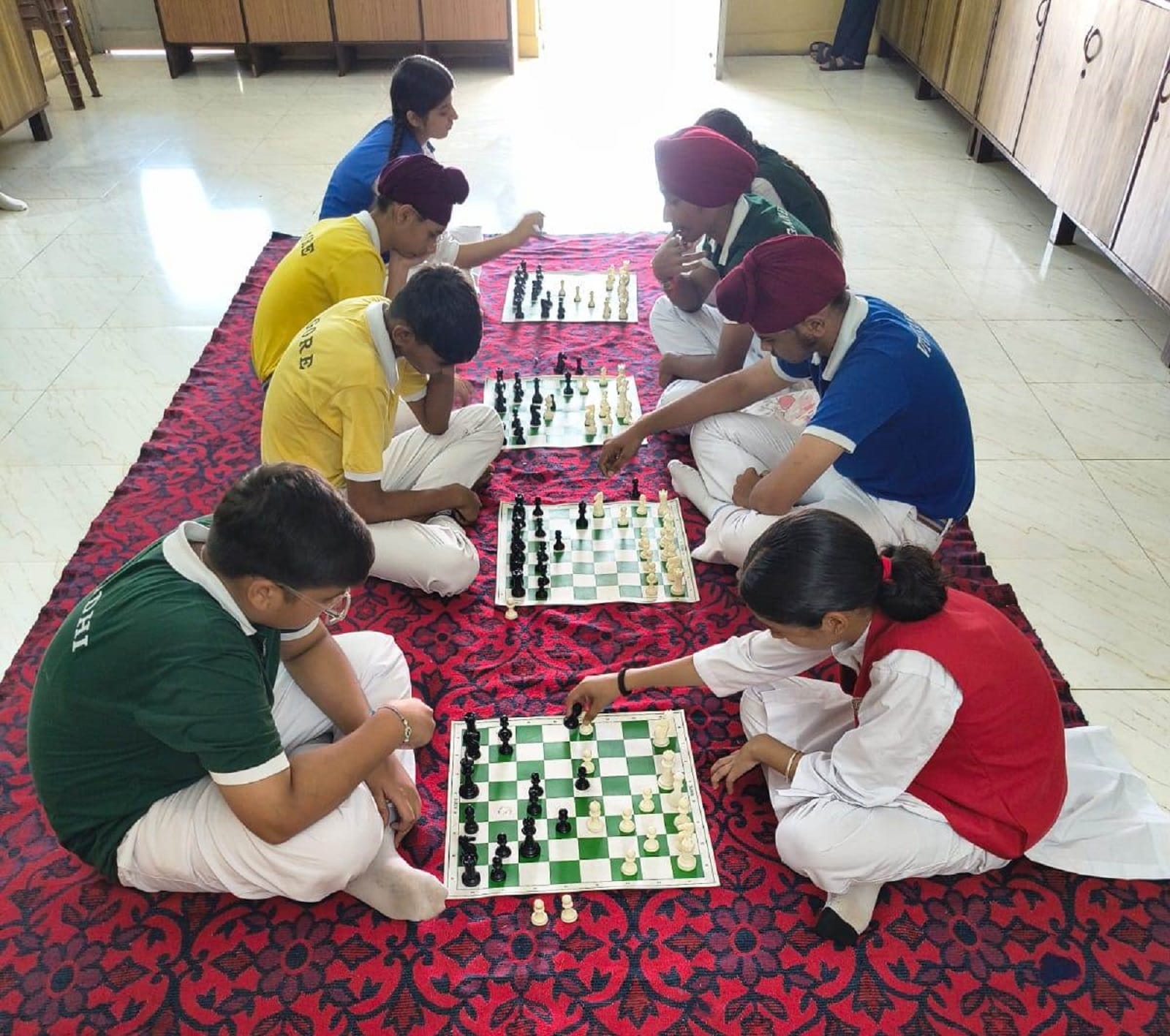 अंबाला सिटी के डीएवी सीनियर सेकेंडरी पब्लिक स्कूल में बैडमिंटन खेलते खिलाड़ी। प्रवक्ता