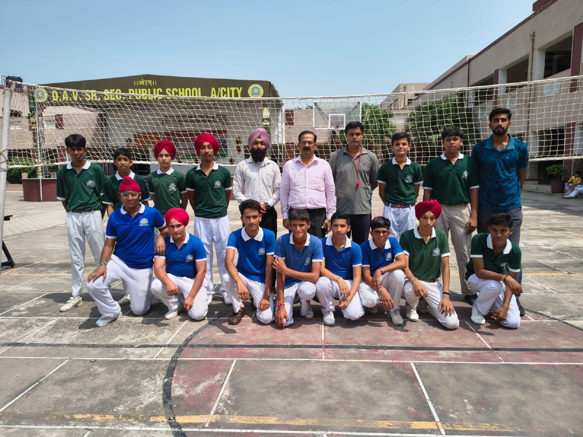अंबाला सिटी के डीएवी सीनियर सेकेंडरी पब्लिक स्कूल में बैडमिंटन खेलते खिलाड़ी। प्रवक्ता