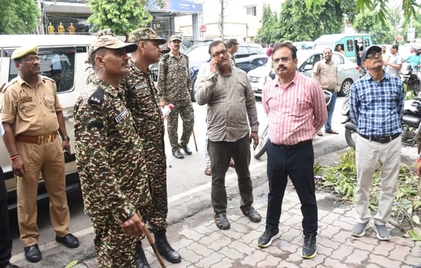 अलीगंज में अवैध इमारतों पर कार्रवाई करती एलडीए की टीम। 