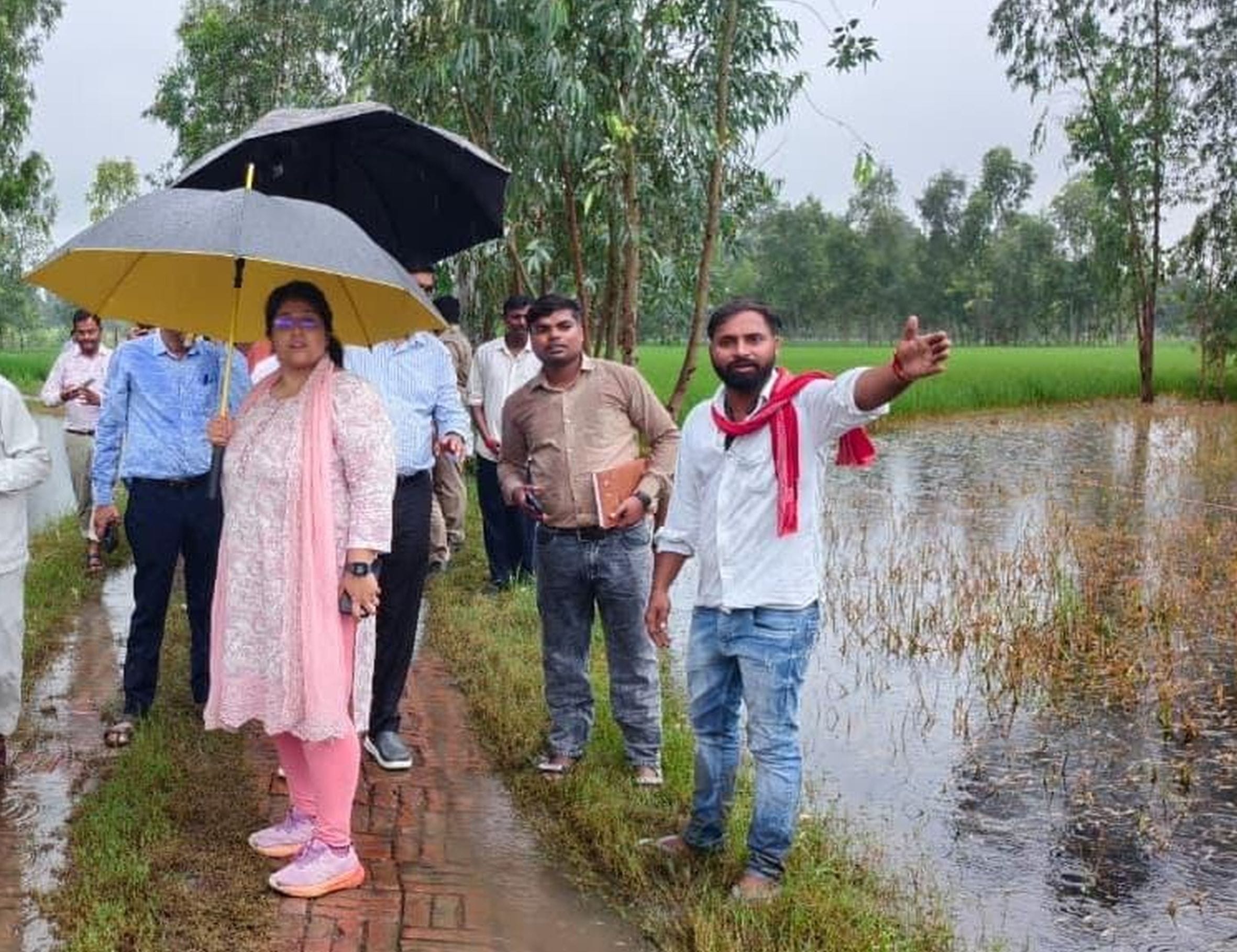 अमावां ब्लॉक क्षेत्र के लोधीपुर गांव में नाव से आवागमन करते ग्रामीण। अमावां ब्लॉक क्षेत्र के लोधीपुर गांव में नाव से आवागमन करते ग्रामीण।