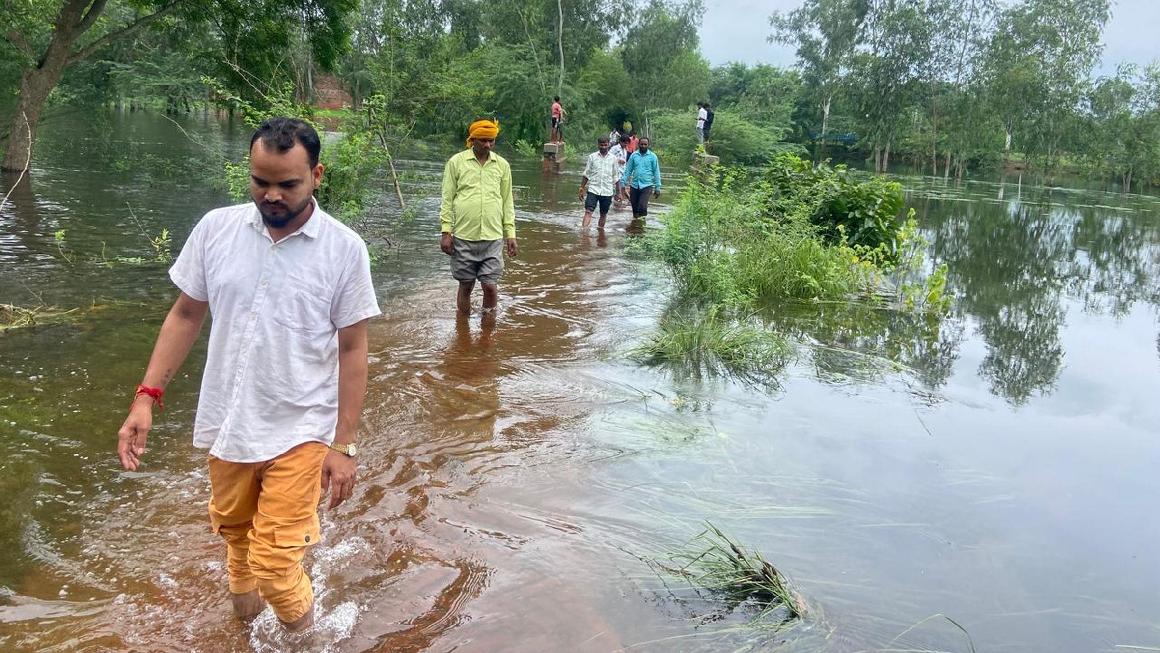 अमावां ब्लॉक क्षेत्र के लोधीपुर गांव में नाव से आवागमन करते ग्रामीण। अमावां ब्लॉक क्षेत्र के लोधीपुर गांव में नाव से आवागमन करते ग्रामीण।