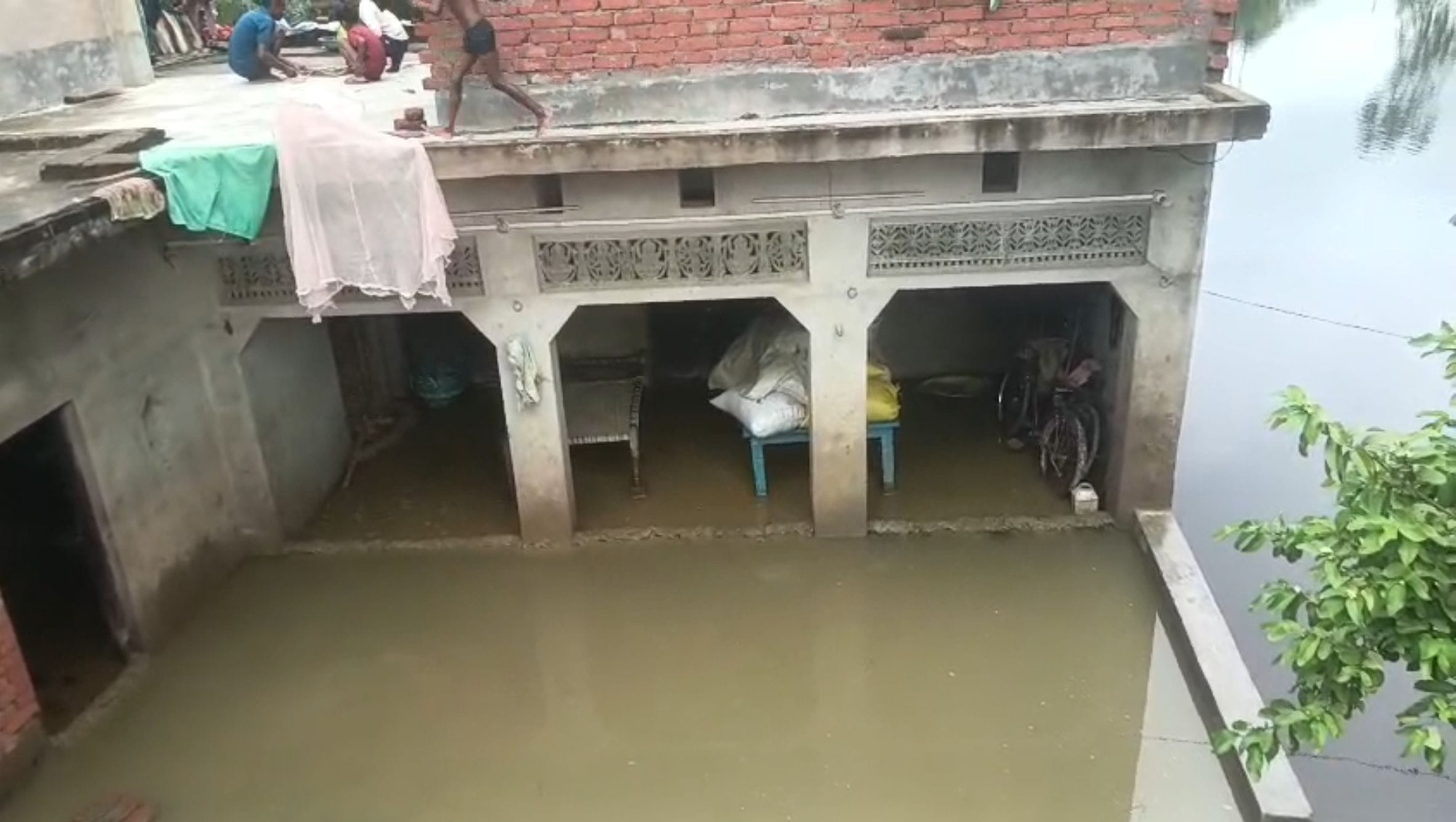 अमावां ब्लॉक क्षेत्र के लोधीपुर गांव में नाव से आवागमन करते ग्रामीण। अमावां ब्लॉक क्षेत्र के लोधीपुर गांव में नाव से आवागमन करते ग्रामीण।