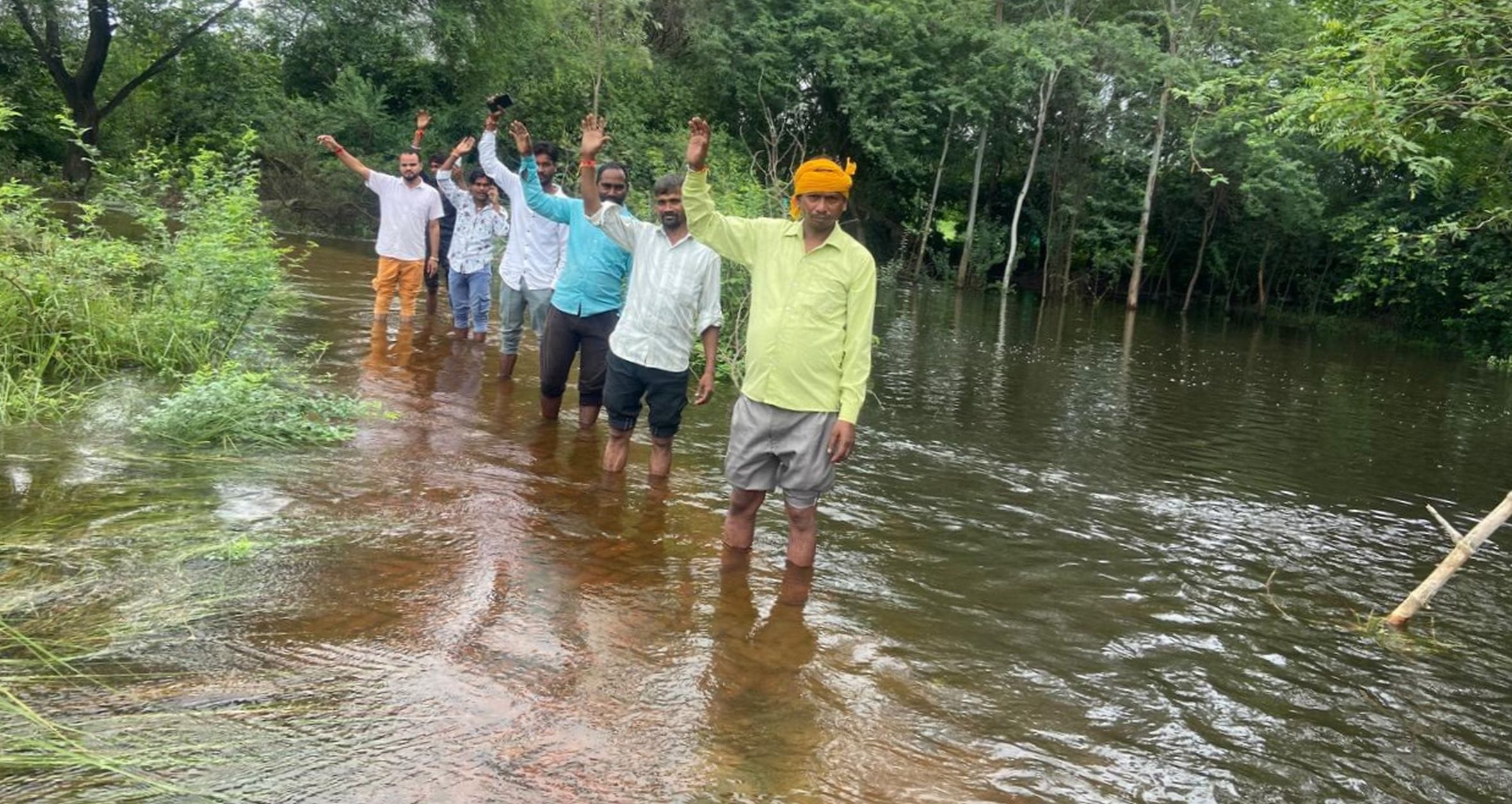 अमावां ब्लॉक क्षेत्र के लोधीपुर गांव में नाव से आवागमन करते ग्रामीण। अमावां ब्लॉक क्षेत्र के लोधीपुर गांव में नाव से आवागमन करते ग्रामीण।