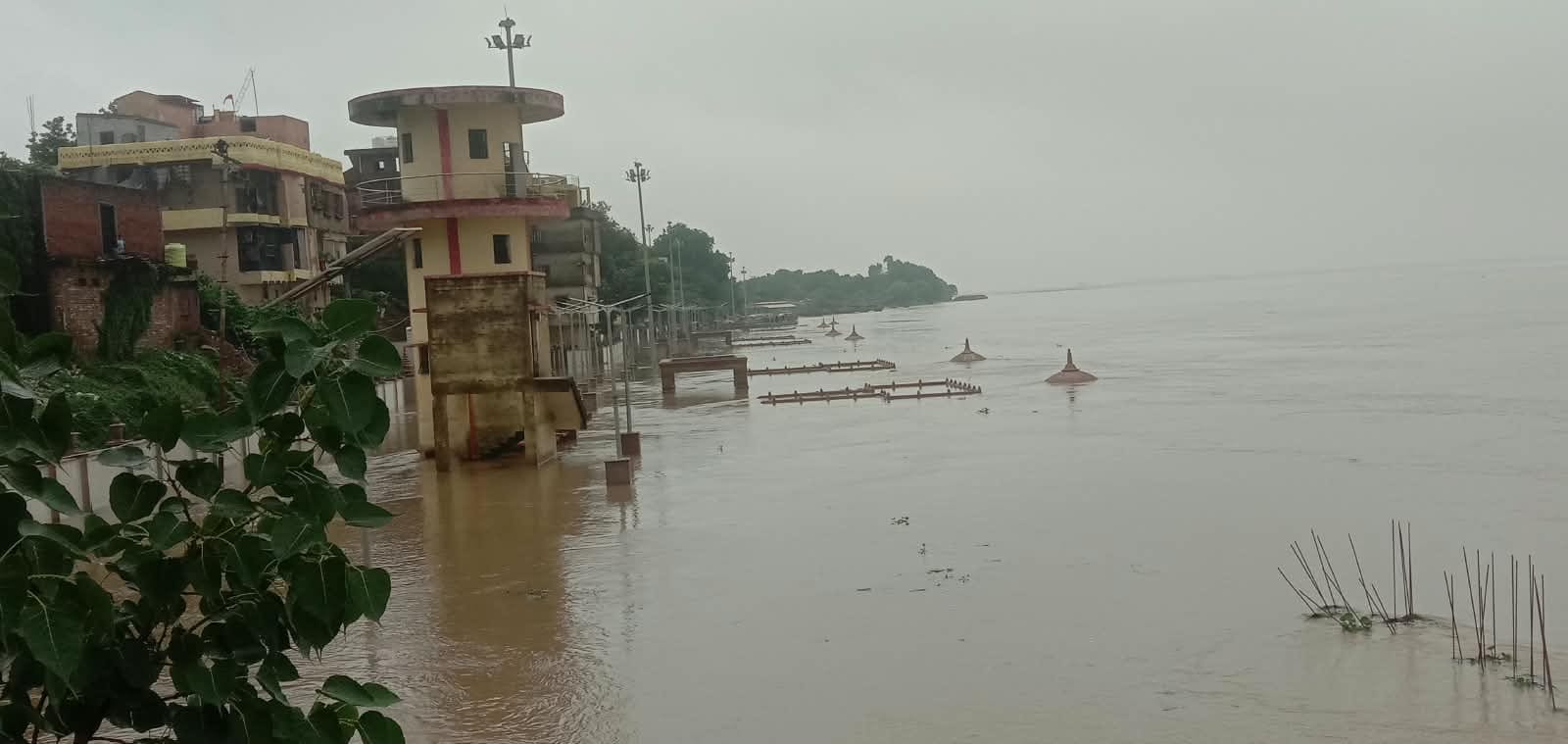 भारी बारिश में ड्रमंडगंज देवघाट मार्ग पर डूबा टेसुआ नाले का रपटा।- संवाद। भारी बारिश में ड्रमंडगंज देवघाट मार्ग पर डूबा टेसुआ नाले का रपटा।- संवाद।