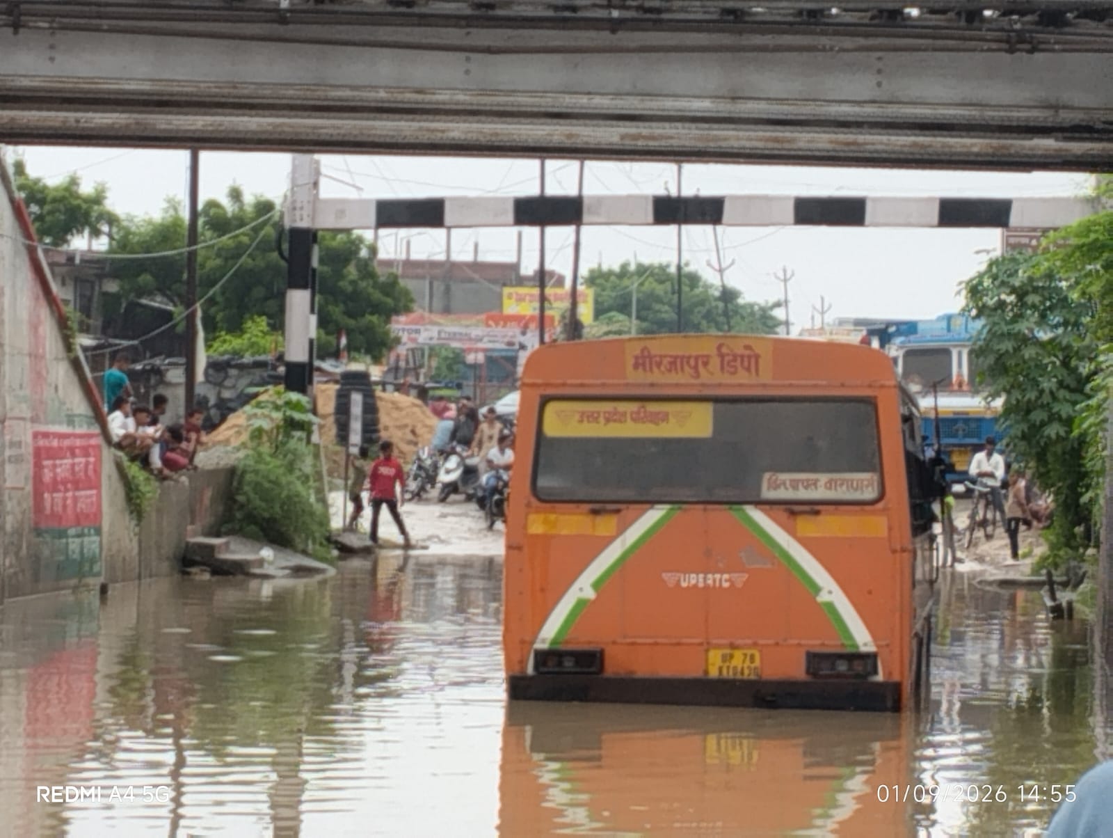 भारी बारिश में ड्रमंडगंज देवघाट मार्ग पर डूबा टेसुआ नाले का रपटा।- संवाद। भारी बारिश में ड्रमंडगंज देवघाट मार्ग पर डूबा टेसुआ नाले का रपटा।- संवाद।