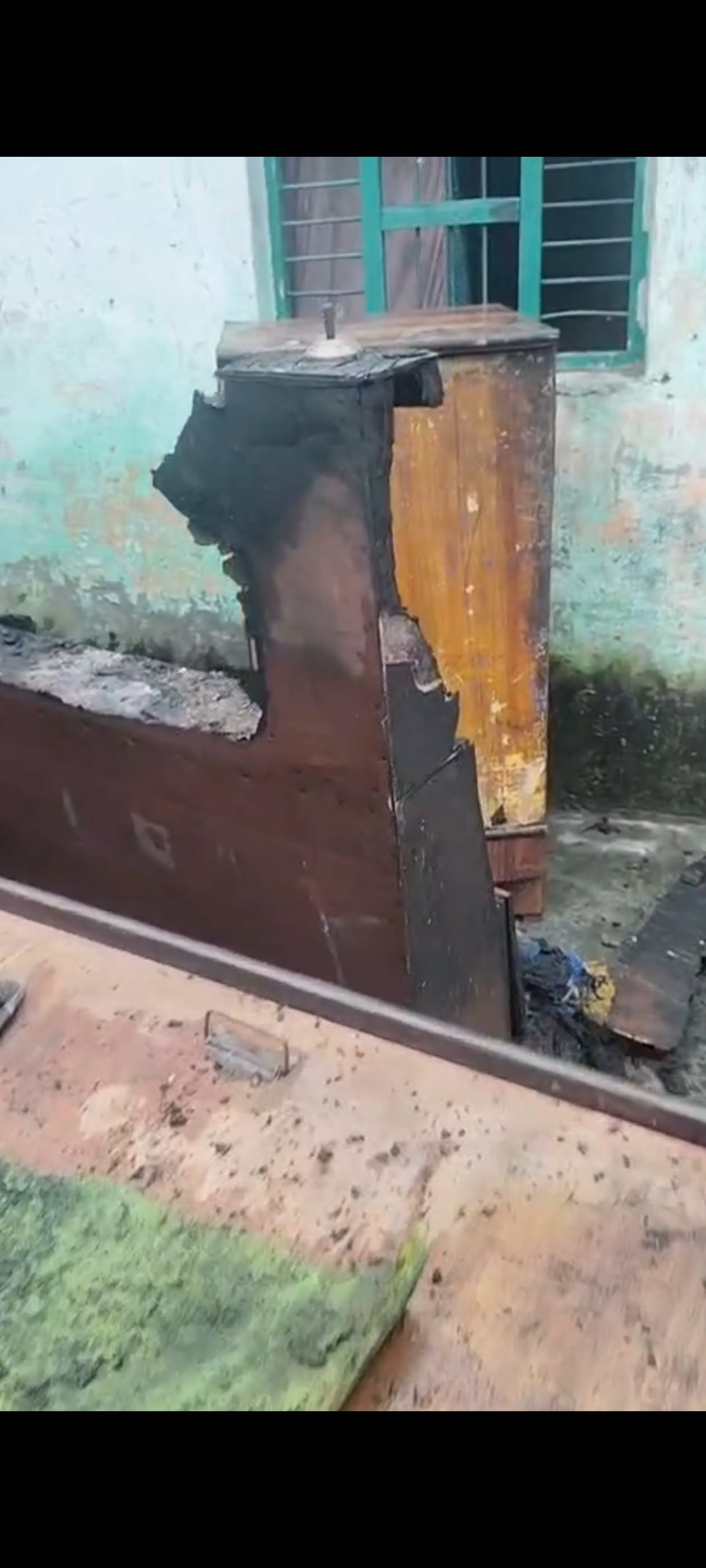 बहसूमा। रामराज में शॉर्ट सर्किट से घर का जला सामान फोटो पीड़ित इजहार द्वारा बहसूमा। रामराज में शॉर्ट सर्किट से घर का जला सामान फोटो पीड़ित इजहार द्वारा