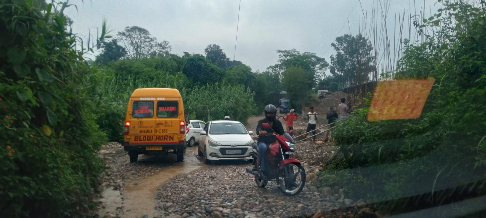 बस्सी से तताहर सड़क क निर्माणधीन पुल के पास वैकल्पिक सड़क हुई खस्ताहाल। स्रोत : जागरूक पाठक बस्सी से तताहर सड़क क निर्माणधीन पुल के पास वैकल्पिक सड़क हुई खस्ताहाल। स्रोत : जागरूक पाठक