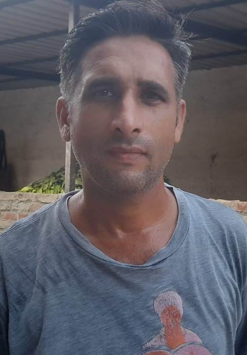 बास्टा क्षेत्र के गांव अहरौला में पशुओं में लंपी स्किन बीमारी की खबर के साथ गांववासी लोकेंद्र स बास्टा क्षेत्र के गांव अहरौला में पशुओं में लंपी स्किन बीमारी की खबर के साथ गांववासी लोकेंद्र स