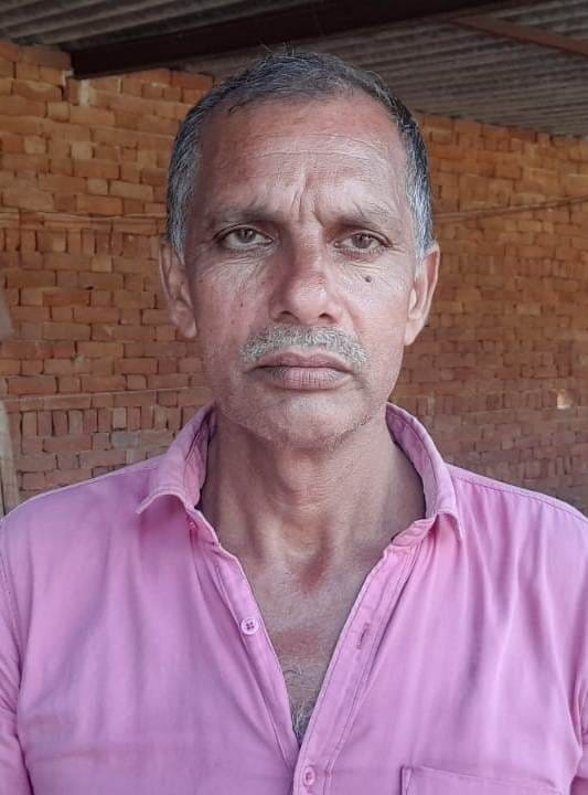 बास्टा क्षेत्र के गांव अहरौला में पशुओं में लंपी स्किन बीमारी की खबर के साथ गांववासी लोकेंद्र स बास्टा क्षेत्र के गांव अहरौला में पशुओं में लंपी स्किन बीमारी की खबर के साथ गांववासी लोकेंद्र स