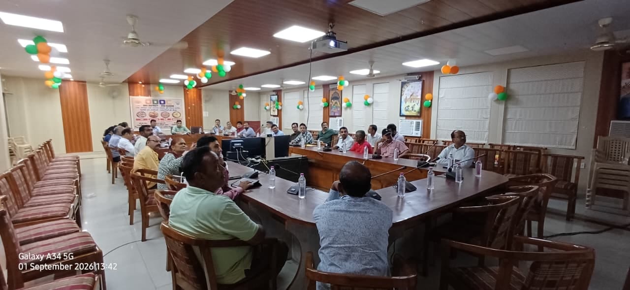 बैठक में मौजूद अधिकारी और उद्यमी। बैठक में मौजूद अधिकारी और उद्यमी।