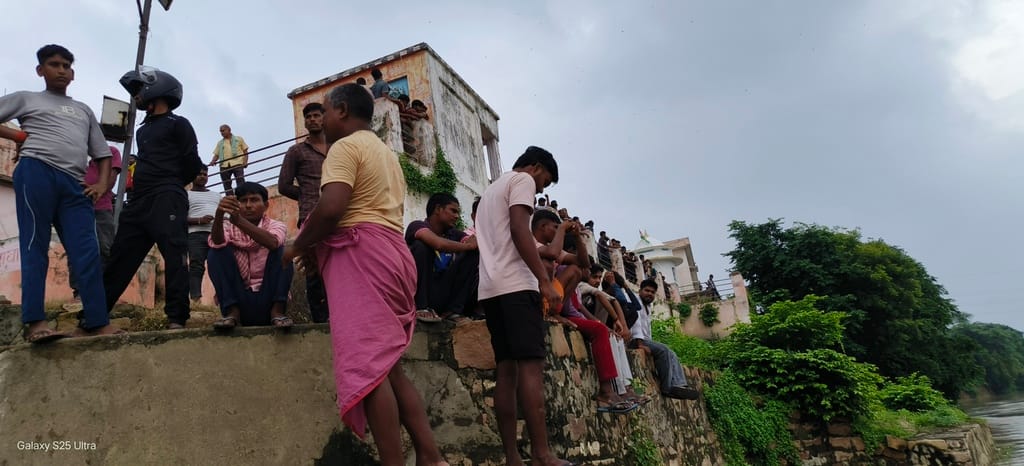 चोचकपुर स्थित मौनी बाबा गंगा घाट पर गंगा में सगी बहनों के डूबने के बाद जुटे परिजन व ग्रामीण। सं चोचकपुर स्थित मौनी बाबा गंगा घाट पर गंगा में सगी बहनों के डूबने के बाद जुटे परिजन व ग्रामीण। सं