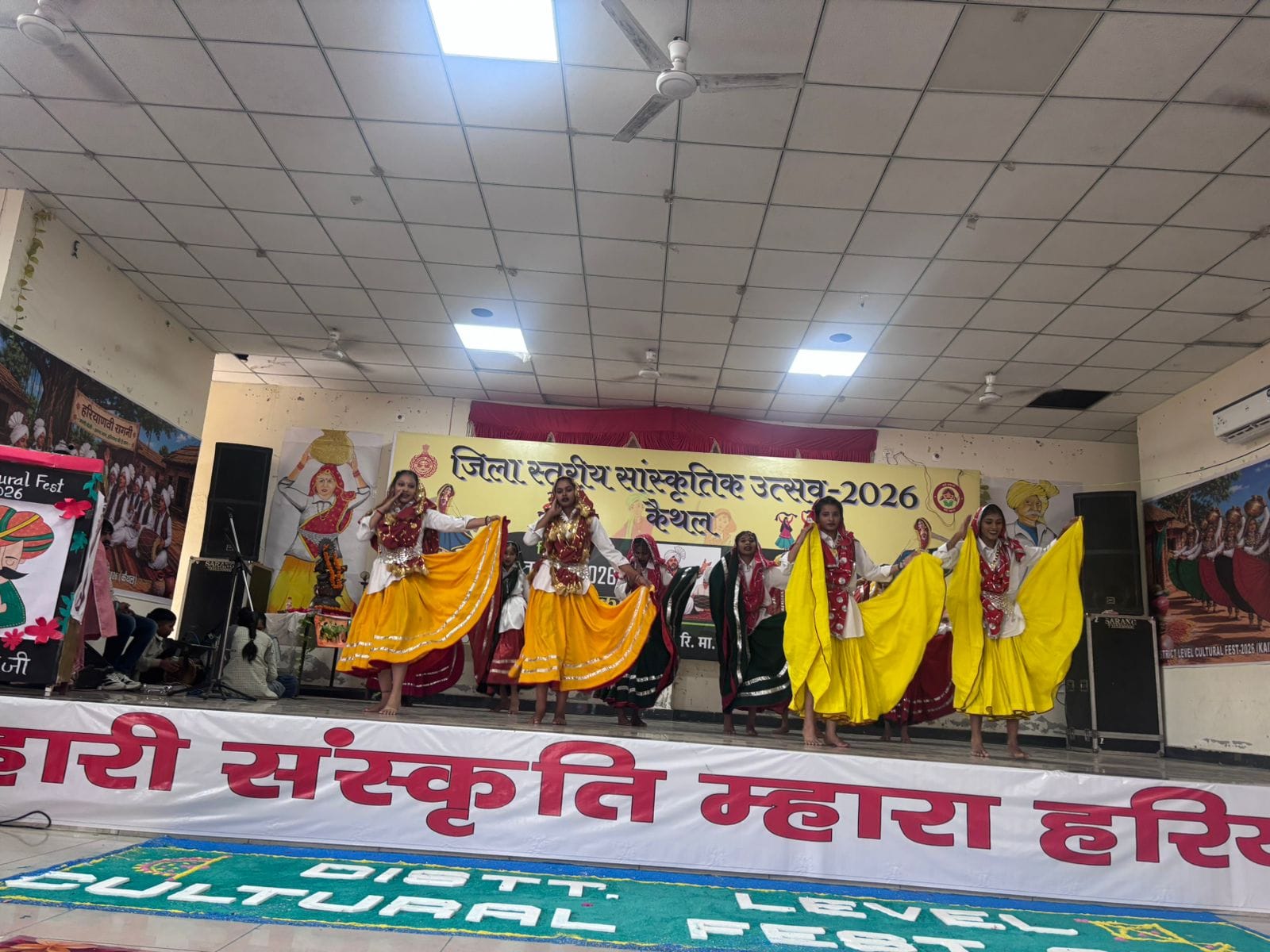 - छात्र कलाकारों की प्रस्तुतियां देखते मुख्यातिथि व अन्य अधिकारी। शिक्षा विभाग