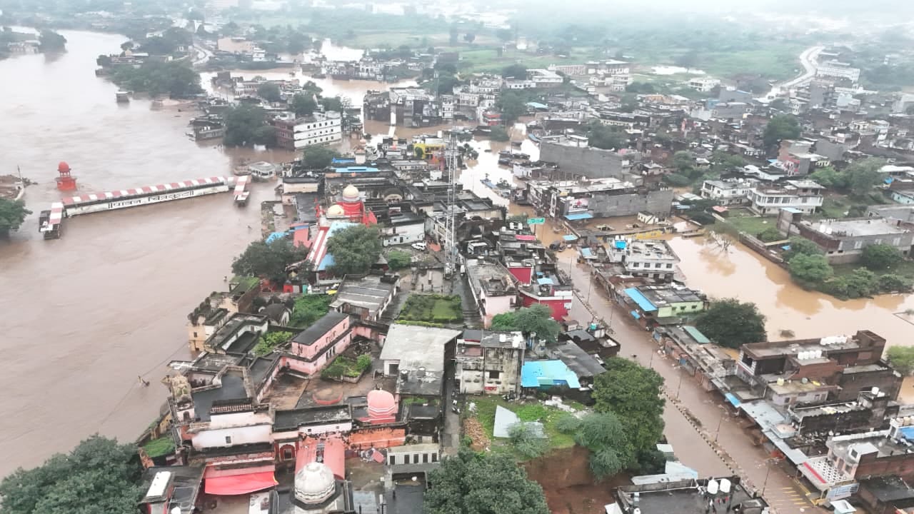 फोटो 01 सीकेटीपी 03 रामघाट पर लोगों से बाढ़ के बारे में जानकारी लेते मंडलायुक्त व डीआईजी। संवाद