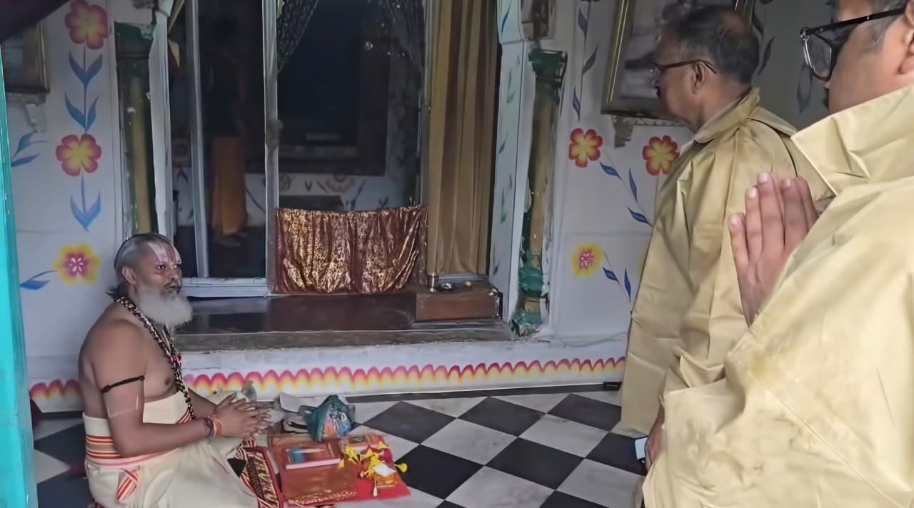 फोटो 01 सीकेटीपी 03 रामघाट पर लोगों से बाढ़ के बारे में जानकारी लेते मंडलायुक्त व डीआईजी। संवाद