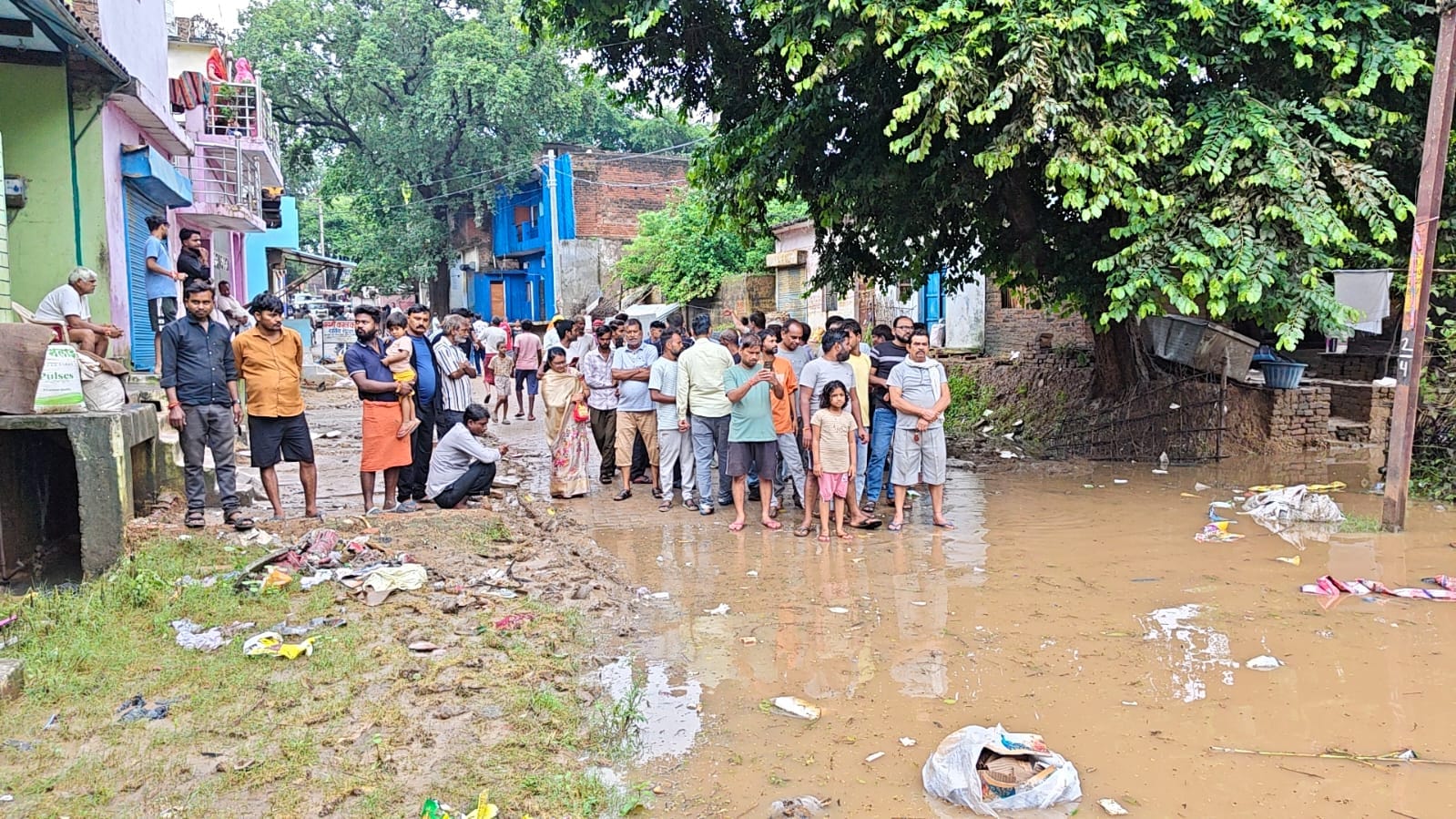 फोटो 01 सीकेटीपी 26 तरौंहा में घर की दुकान से सामान निकालते हुए। संवाद