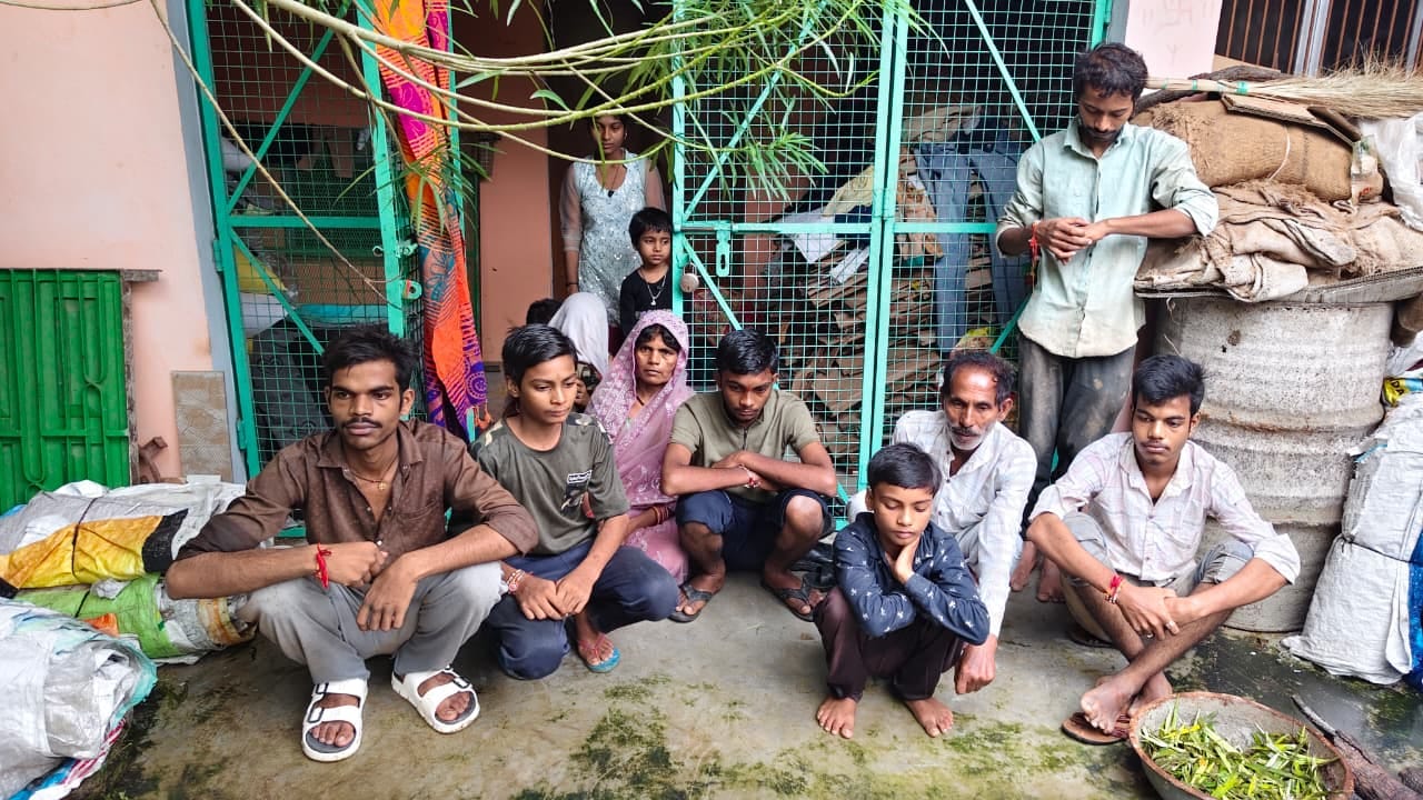 फोटो 01 सीकेटीपी 26 तरौंहा में घर की दुकान से सामान निकालते हुए। संवाद