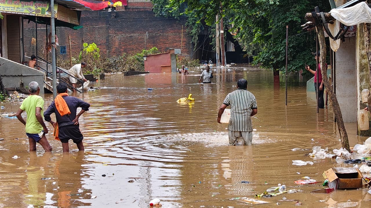 फोटो 01 सीकेटीपी 26 तरौंहा में घर की दुकान से सामान निकालते हुए। संवाद