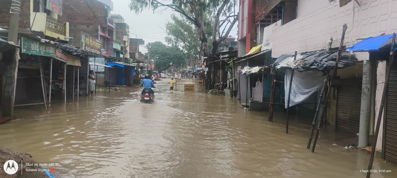 फोटो 01 सीकेटीपी 49 दुकानों के सामने भरा पानी। संवाद