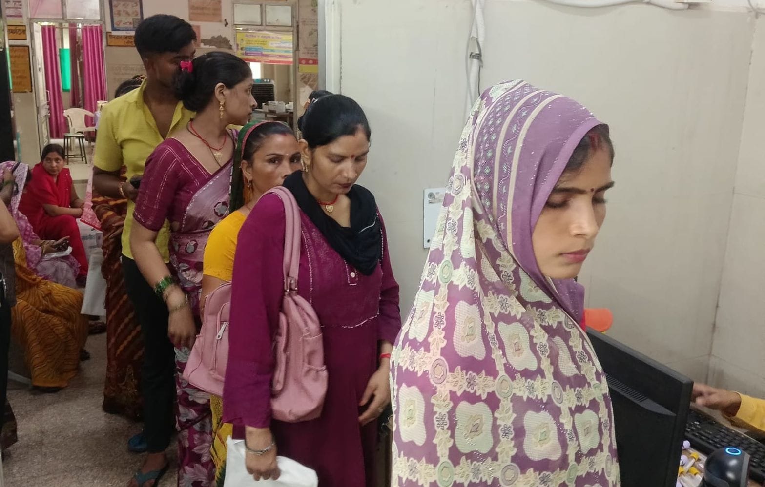 फोटो- 10- महिला अस्पताल में मरीज को परामर्श देतीं स्त्री रोग विशेषज्ञ डॉ. बुशरा बहार। संवाद फोटो- 10- महिला अस्पताल में मरीज को परामर्श देतीं स्त्री रोग विशेषज्ञ डॉ. बुशरा बहार। संवाद