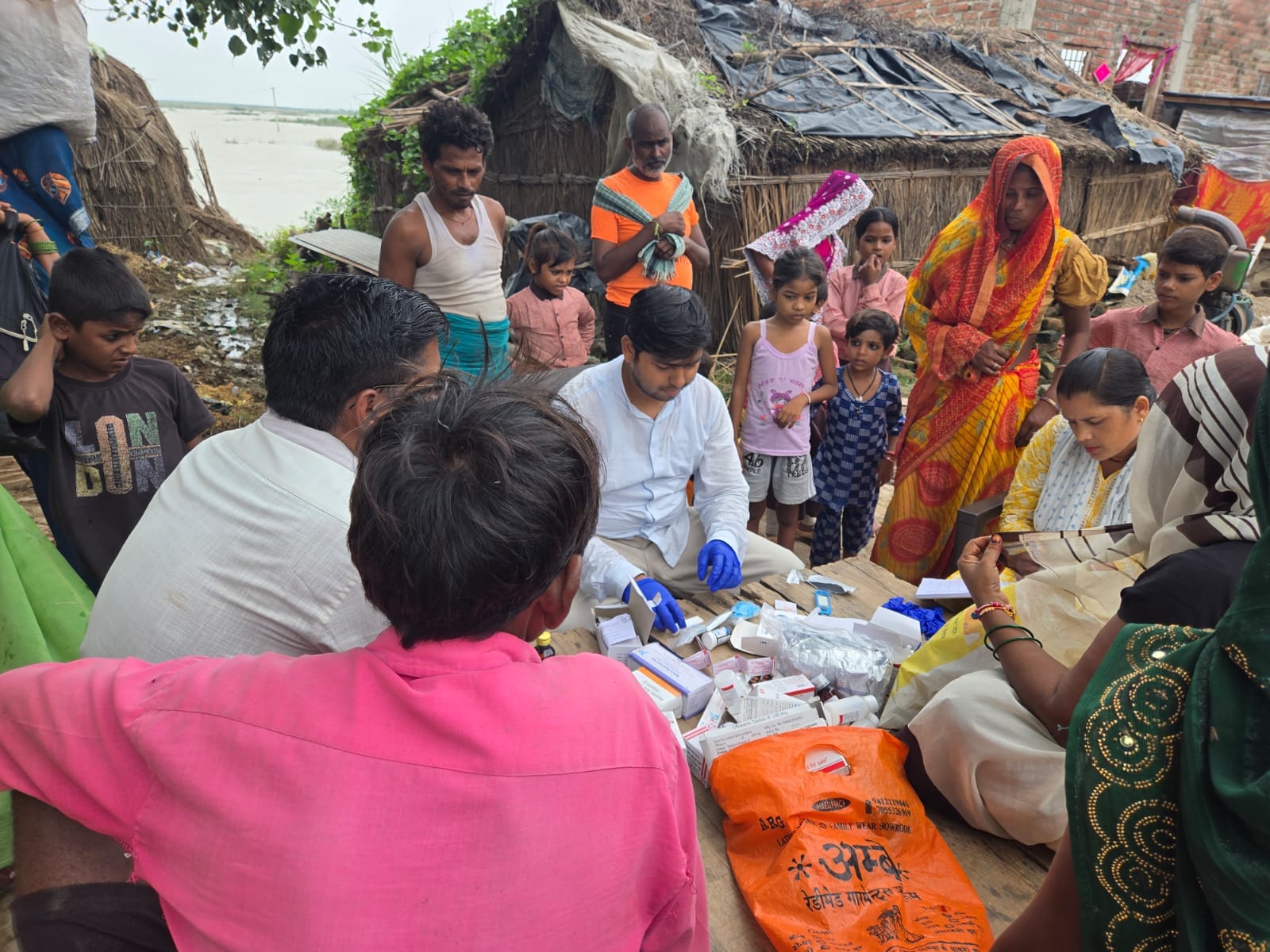 फोटो 21: बिलग्राम क्षेत्र में आबादी के आसपास भरा पानी। संवाद फोटो 21: बिलग्राम क्षेत्र में आबादी के आसपास भरा पानी। संवाद