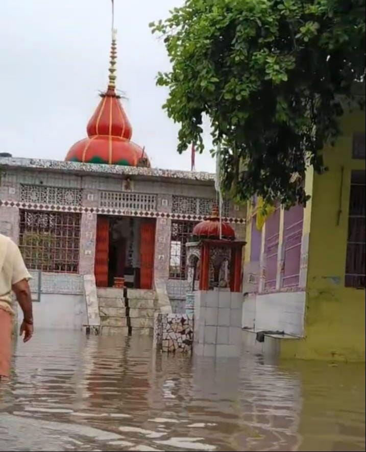 फोटो-31- बारिश से पुरवा सीएचसी में हुआ जलभराव। संवाद फोटो-31- बारिश से पुरवा सीएचसी में हुआ जलभराव। संवाद