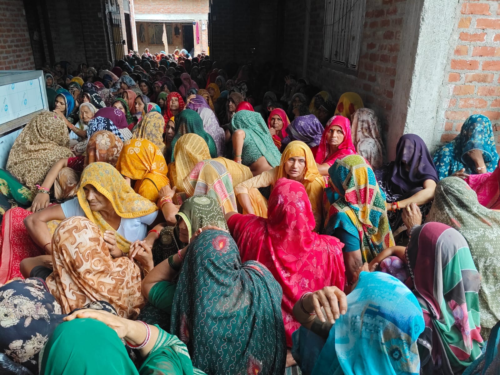 फोटो 4 गांव चांदा में शव को मुखाग्नि देते परिजन। संवाद