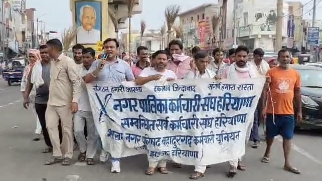 फोटो-53: बहादुरगढ़ के नागरिक अस्पताल के पास से सफाई कर्मचारी को पकड़कर ले जाती पुलिस। स्रोत सोशल 