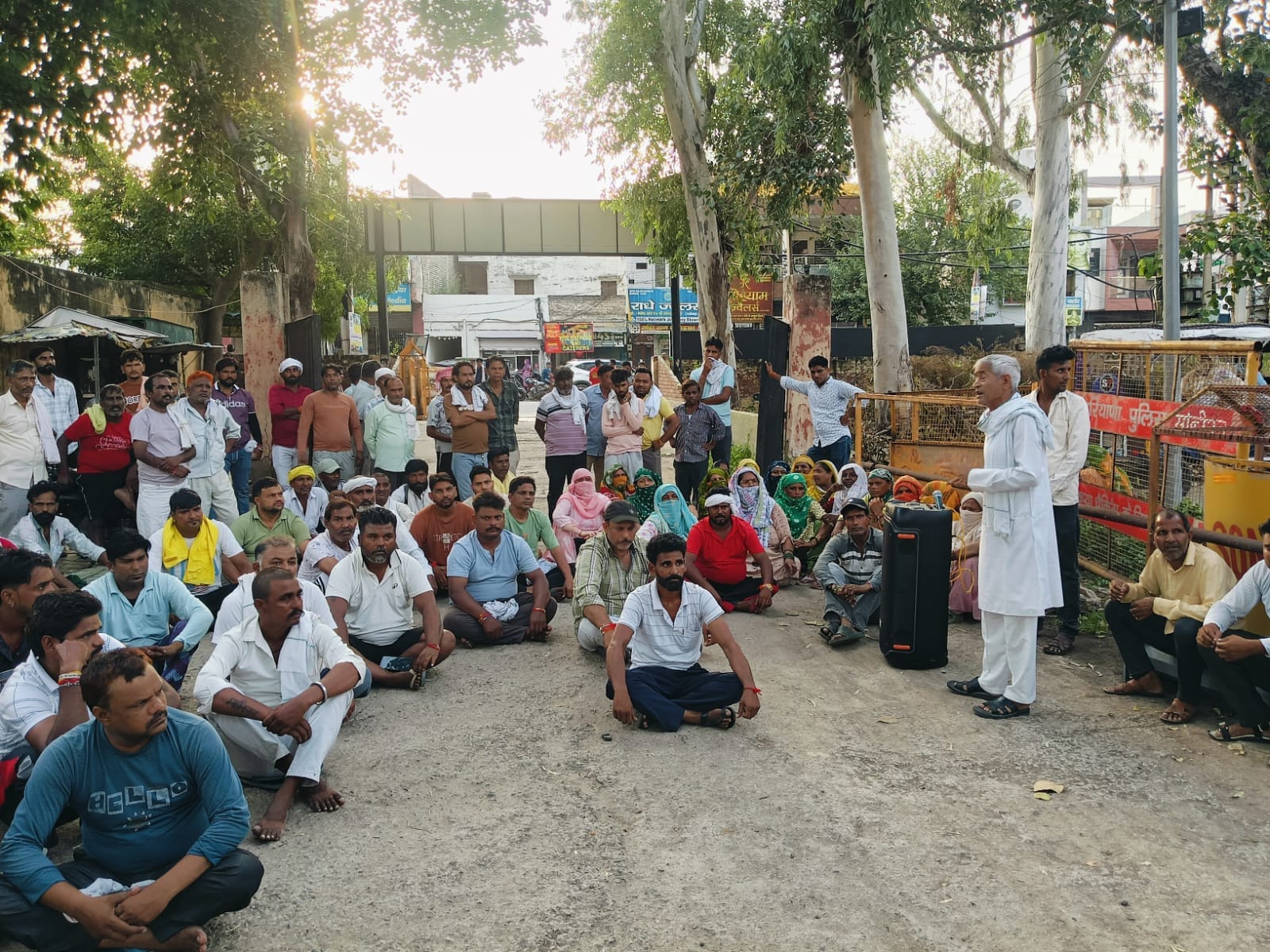 फोटो : सोनीपत में पुलिस की गाड़ी में सवार हुए हड़ताली कर्मचारी। स्रोत: कर्मचारी फोटो : सोनीपत में पुलिस की गाड़ी में सवार हुए हड़ताली कर्मचारी। स्रोत: कर्मचारी