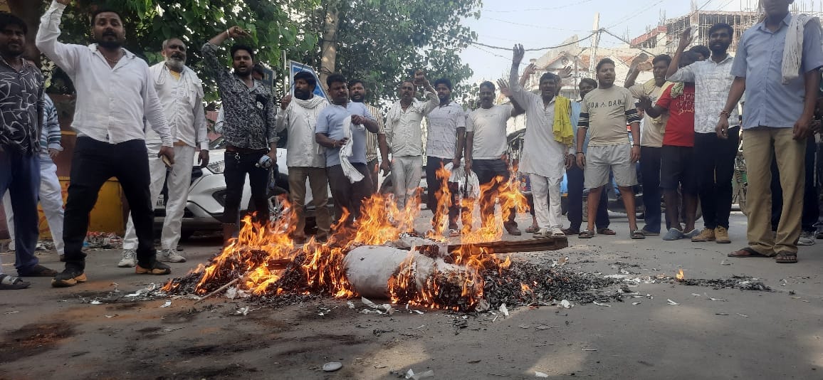 फोटो : सोनीपत में पुलिस की गाड़ी में सवार हुए हड़ताली कर्मचारी। स्रोत: कर्मचारी फोटो : सोनीपत में पुलिस की गाड़ी में सवार हुए हड़ताली कर्मचारी। स्रोत: कर्मचारी