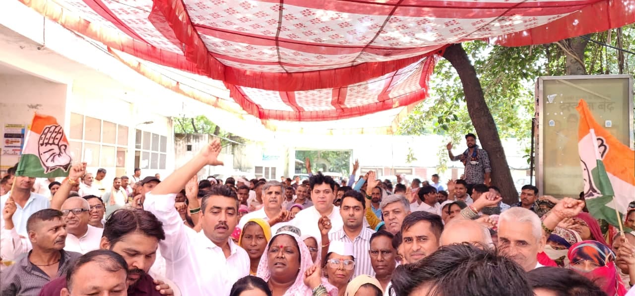 फोटो : सोनीपत में पुलिस की गाड़ी में सवार हुए हड़ताली कर्मचारी। स्रोत: कर्मचारी फोटो : सोनीपत में पुलिस की गाड़ी में सवार हुए हड़ताली कर्मचारी। स्रोत: कर्मचारी