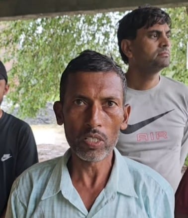 गुलाबनगर के श्मशान घाट में चिता के ऊपर डाला गया टीन का शेड व रखे ड्रम। संवाद गुलाबनगर के श्मशान घाट में चिता के ऊपर डाला गया टीन का शेड व रखे ड्रम। संवाद