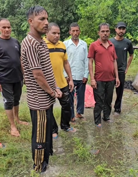 गुलाबनगर के श्मशान घाट में चिता के ऊपर डाला गया टीन का शेड व रखे ड्रम। संवाद गुलाबनगर के श्मशान घाट में चिता के ऊपर डाला गया टीन का शेड व रखे ड्रम। संवाद