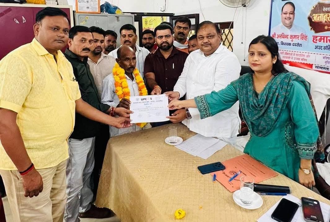 गांधी भवन में नगर निगम के आउटसोर्स कर्मचारी को लाभ प्रमाणपत्र देते वित्त मंत्री सुरेश कुमार खन्