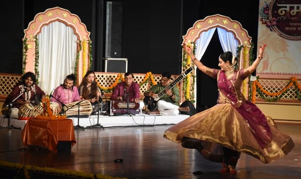 घुंघरुओं की खनक और कथक के रंगों से यादगार बना नमन समारोह