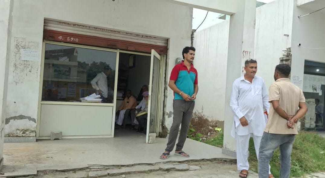 हड़ताल के बाद काम करवाने पहुंचे लोग व सीट पर मौजूद पटवारी। संवाद