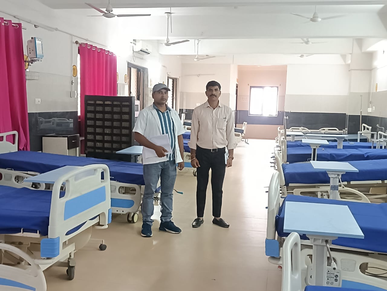 जिला अस्पताल की ओपीडी में बिना मास्क मरीज देखते डॉक्टर। संवाद जिला अस्पताल की ओपीडी में बिना मास्क मरीज देखते डॉक्टर। संवाद